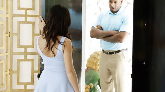 Негр трахнул студентку в узкую попу