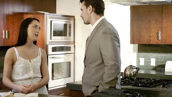 Мужик трахает красивую няню в зад