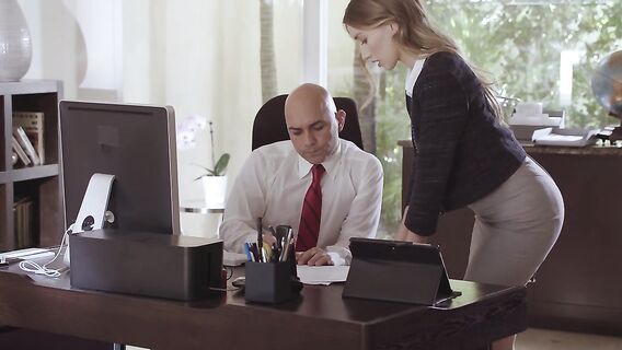 Анальный секс с секретаршей в чулках