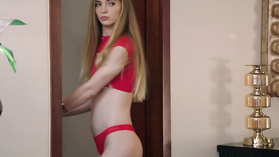 Студентка разбудила соседа минетом и дала в попку