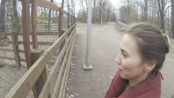 Русский парень ебет девку в анус в подъезде и кончает внутрь