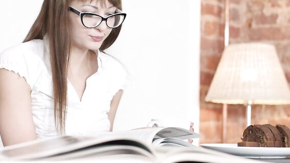 Русскую студентку в короткой мини юбке и черных гольфах трахнули в попу